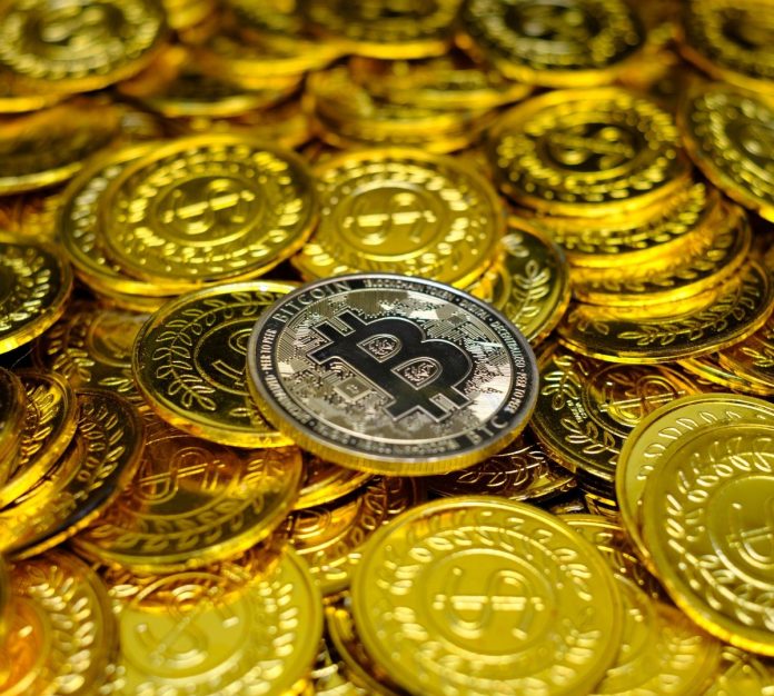 Bitcoin cercado por outras moedas.