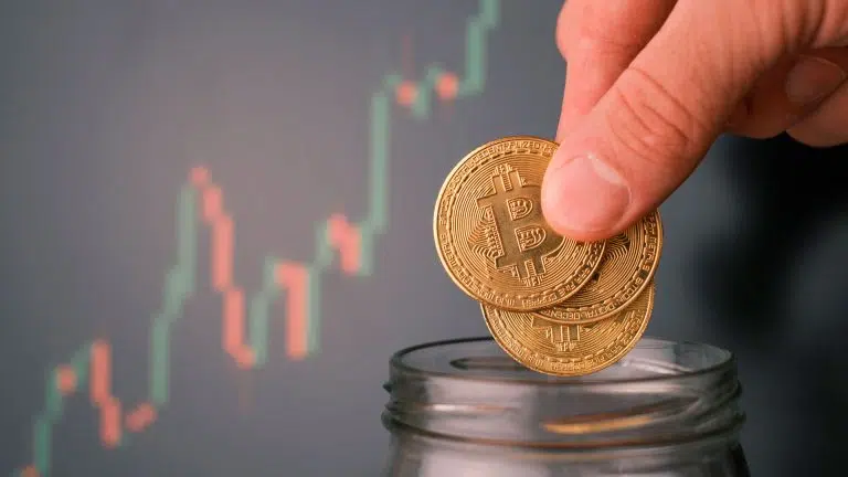 Investidor de Bitcoin guardando moedas.