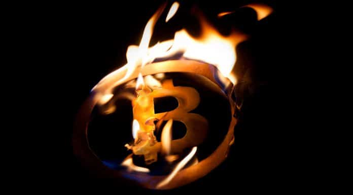 Símbolo do Bitcoin derretendo com fogo.