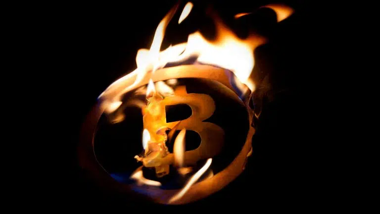 Símbolo do Bitcoin derretendo com fogo.
