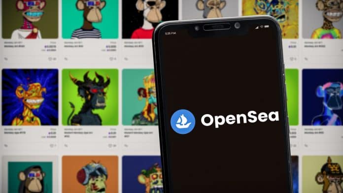 Celular com logotipo da OpenSea sobre catalogo de NFTs.