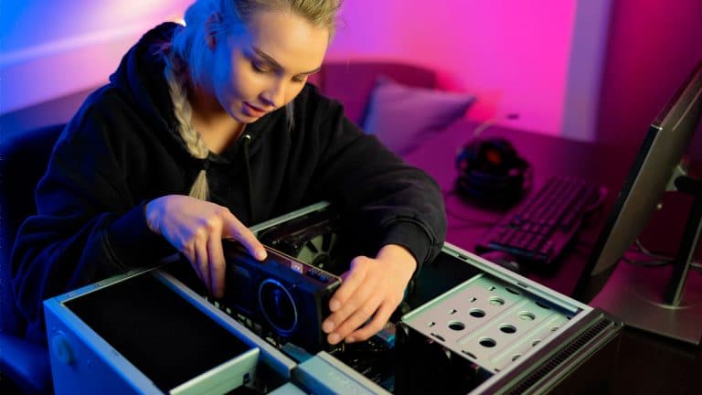 Placa de vídeo (GPU) sendo instalada em computador.