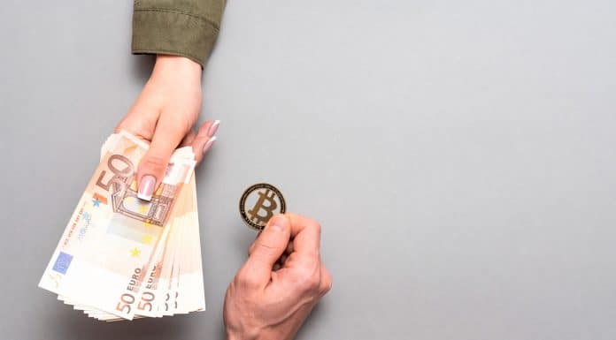 Duas pessoas negociando Bitcoin por Euro.