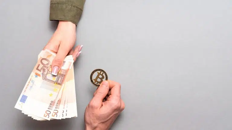 Duas pessoas negociando Bitcoin por Euro.