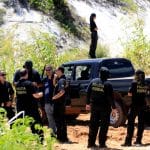 Agentes da Polícia Federal do Brasil são vistos durante ação em operação de repressão à extração clandestina