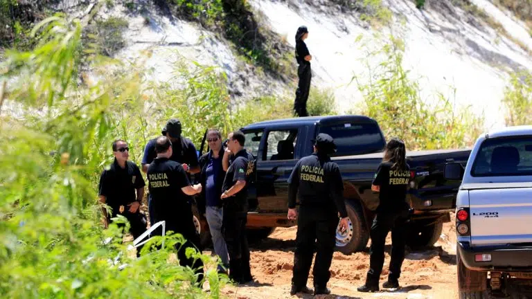 Agentes da Polícia Federal do Brasil são vistos durante ação em operação de repressão à extração clandestina