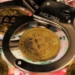 Algemas da polícia próximo de Bitcoins e notas de Yuan chinês