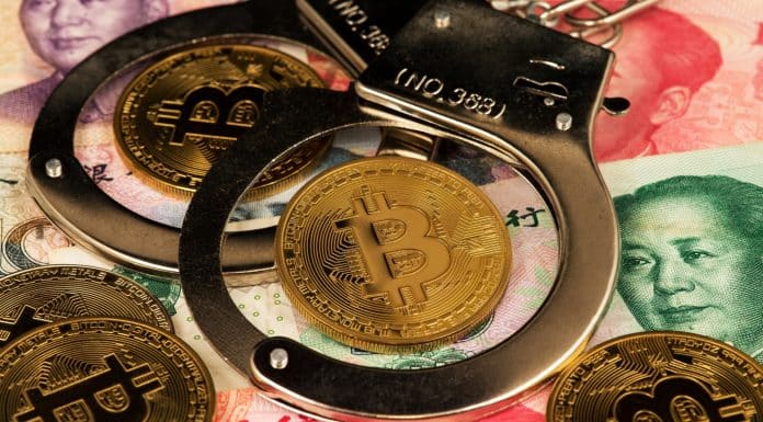 Algemas da polícia próximo de Bitcoins e notas de Yuan chinês