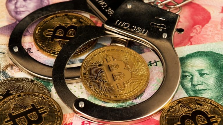Algemas da polícia próximo de Bitcoins e notas de Yuan chinês