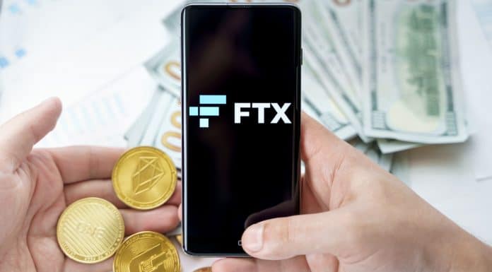Aplicativo da FTX próximo de criptomoedas e notas de dinheiro e bitcoin