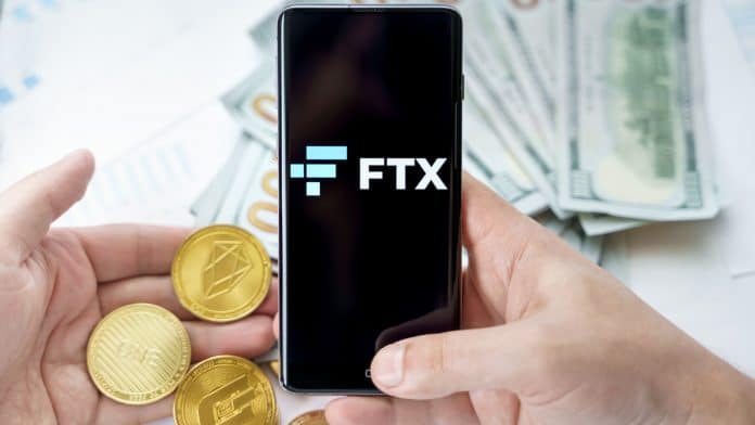 Aplicativo da FTX próximo de criptomoedas e notas de dinheiro e bitcoin