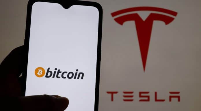 Aplicativo do Bitcoin próximo de símbolo da Tesla, empresa de Elon Musk