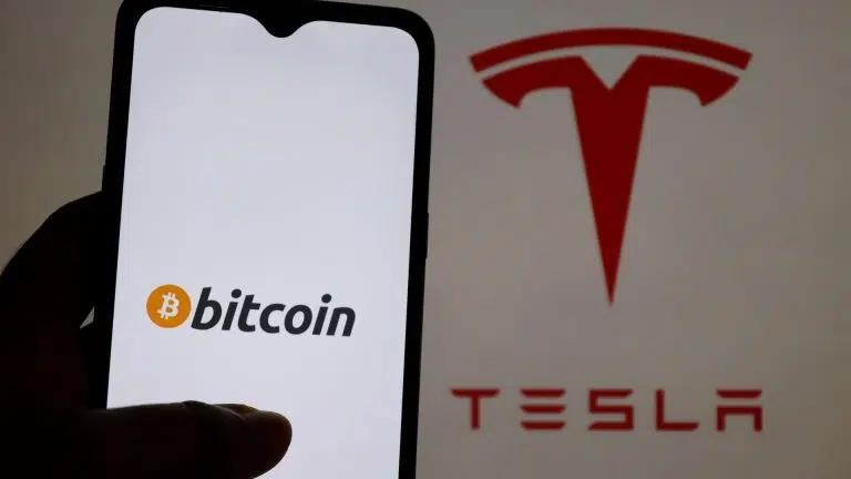 Aplicativo do Bitcoin próximo de símbolo da Tesla, empresa de Elon Musk
