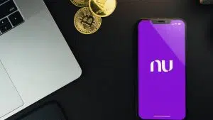 Aplicativo do Nubank próximo de criptomoedas Bitcoin e Ethereum