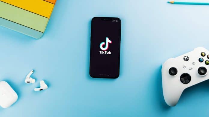 Aplicativo do TikTok próximo de controle de games