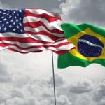 Bandeira dos Estados Unidos ao lado do Brasil em destaque