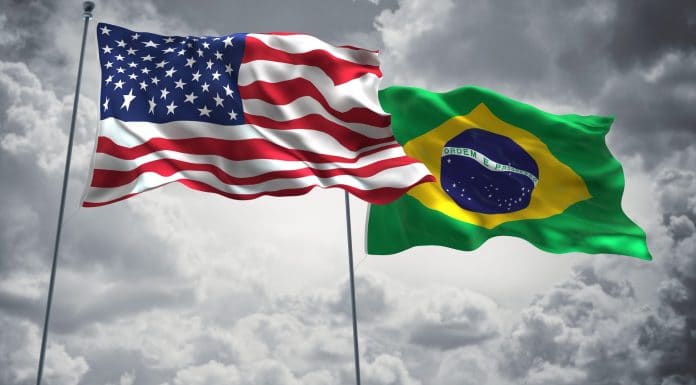 Bandeira dos Estados Unidos ao lado do Brasil em destaque