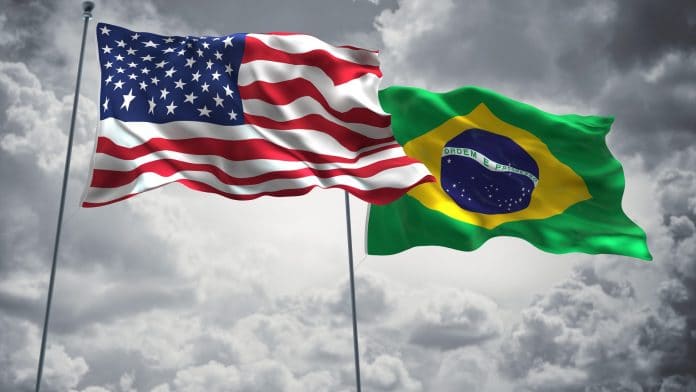 Bandeira dos Estados Unidos ao lado do Brasil em destaque