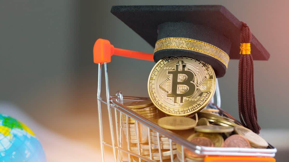 Bitcoin com chapéu de formado em carrinho de compras