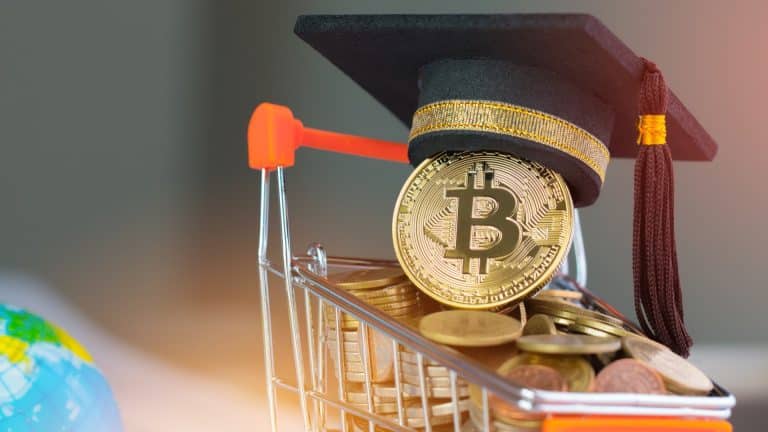 Bitcoin com chapéu de formado em carrinho de compras