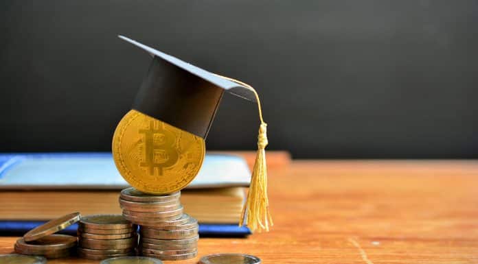 Bitcoin com chapéu de graduação, MBA e estudos em criptomoedas