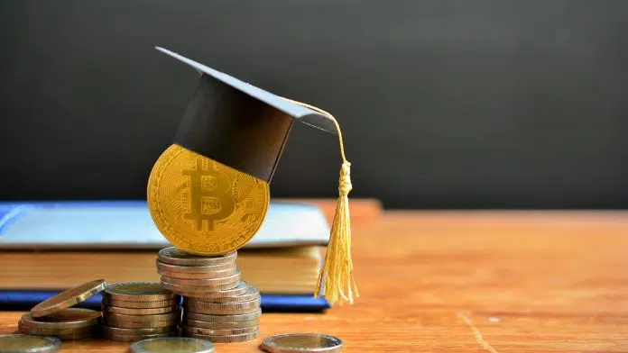 Bitcoin com chapéu de graduação, MBA e estudos em criptomoedas