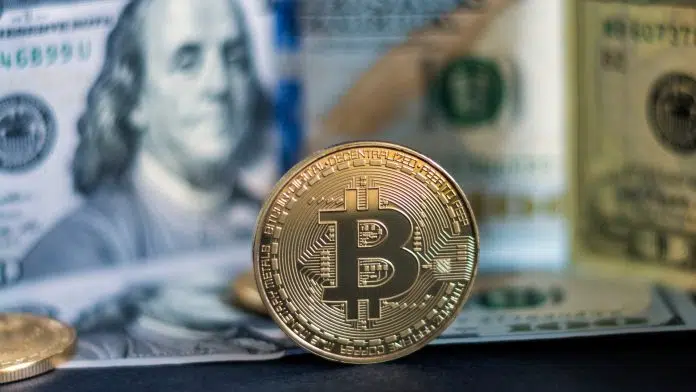 Bitcoin com fundo de notas de dólar.