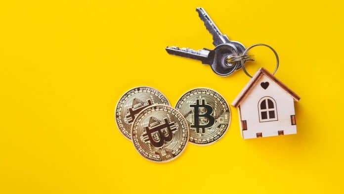 Chave de um imóvel próxima do Bitcoin, maior criptomoeda do mundo