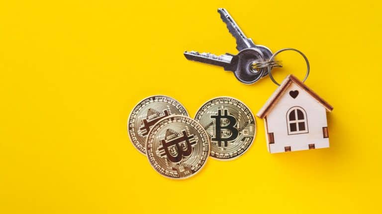 Chave de um imóvel próxima do Bitcoin, maior criptomoeda do mundo