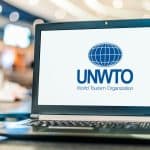 Computador acessando a Organização Mundial do Turismo