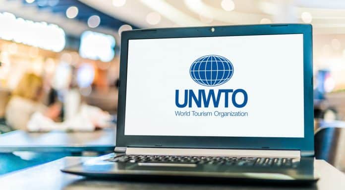 Computador acessando a Organização Mundial do Turismo