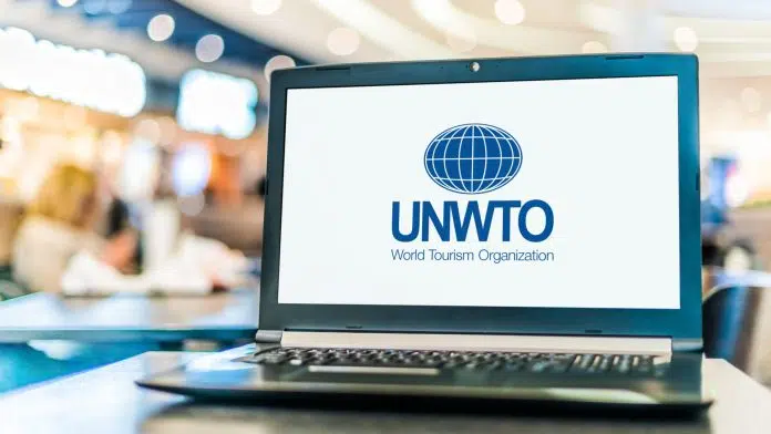 Computador acessando a Organização Mundial do Turismo