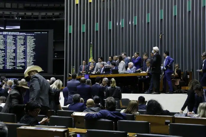 Discussão e votação de propostas no Plenário da Câmara dos Deputados