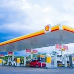 Fundo do céu azul do posto de gasolina de Shell