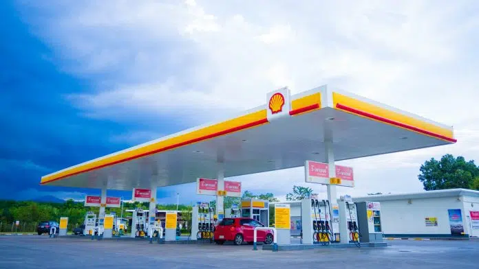 Fundo do céu azul do posto de gasolina de Shell