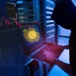 Hacker olhando gráficos de bitcoin