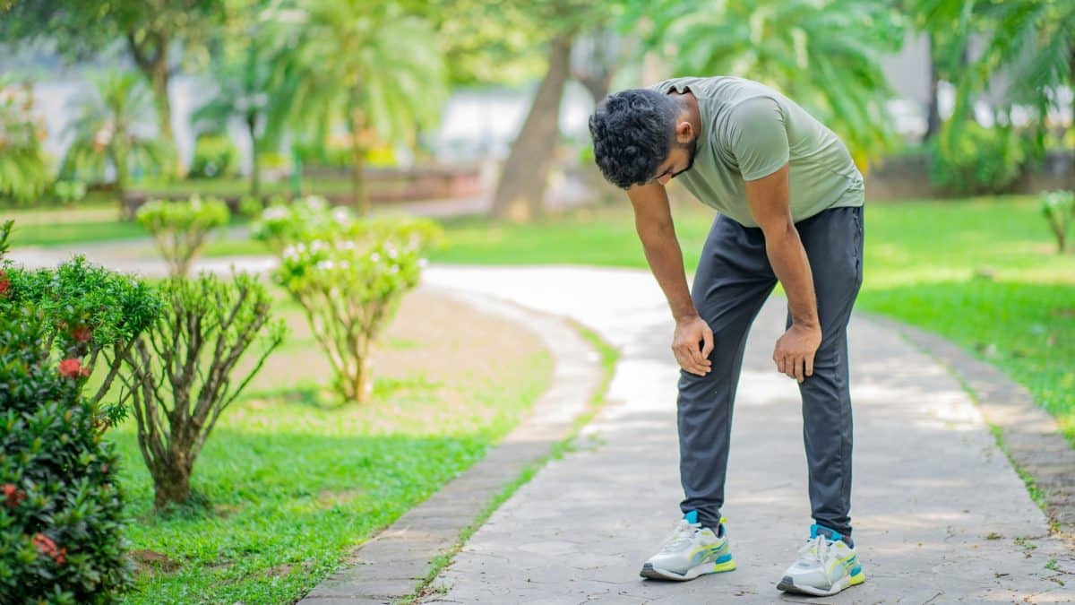 Homem cansado em caminhada stepn e token de caminhadas