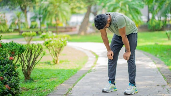 Homem cansado em caminhada stepn e token de caminhadas