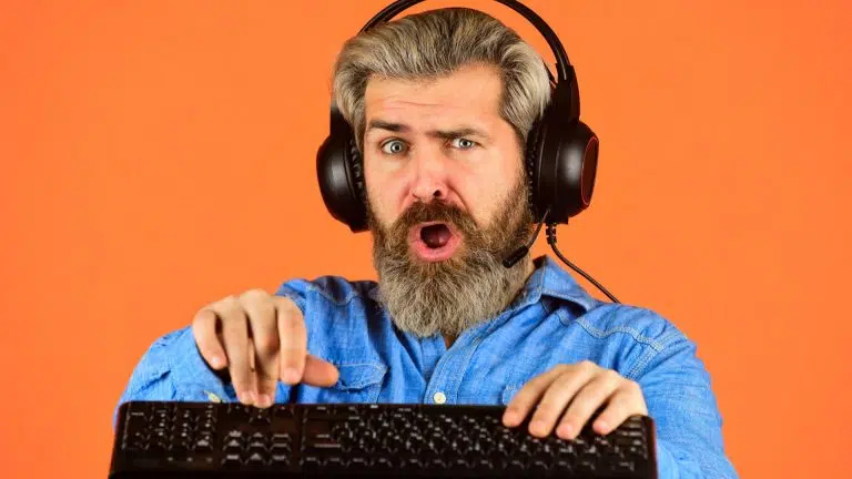 Homem escutando música desesperado no computador, criptomoedas e hackers