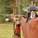 Índio brasileiro com arco e flecha