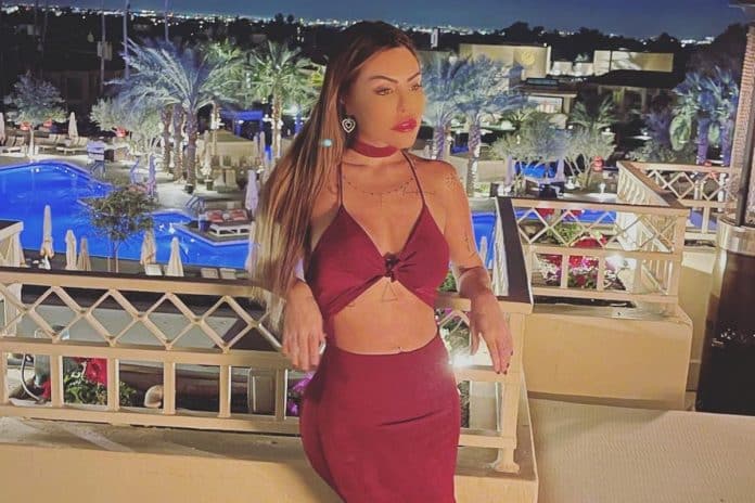 Liziane Gutierrez, modelo brasileira em visita aos EUA e prejuízo com perda de criptomoedas
