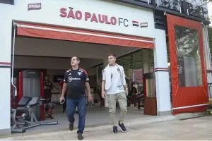 Novo reforço do São Paulo conhece estrutura do clube ao lado de Muricy
