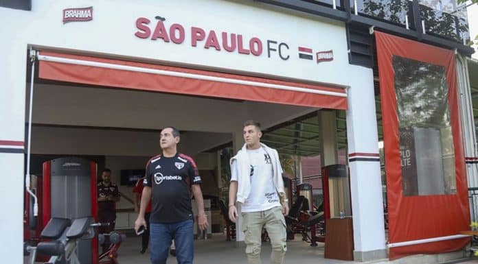 Novo reforço do São Paulo conhece estrutura do clube ao lado de Muricy