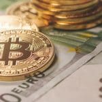 Pilha de bitcoin próximo de notas de Euro