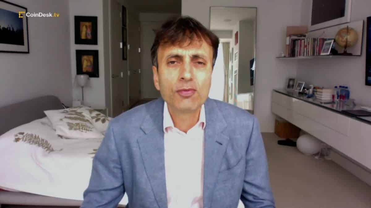 Ruchir Sharma, presidente da Rockerfeller Internacional, em entrevista à Coindesk. Fonte: Reprodução.