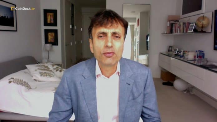 Ruchir Sharma, presidente da Rockerfeller Internacional, em entrevista à Coindesk. Fonte: Reprodução.