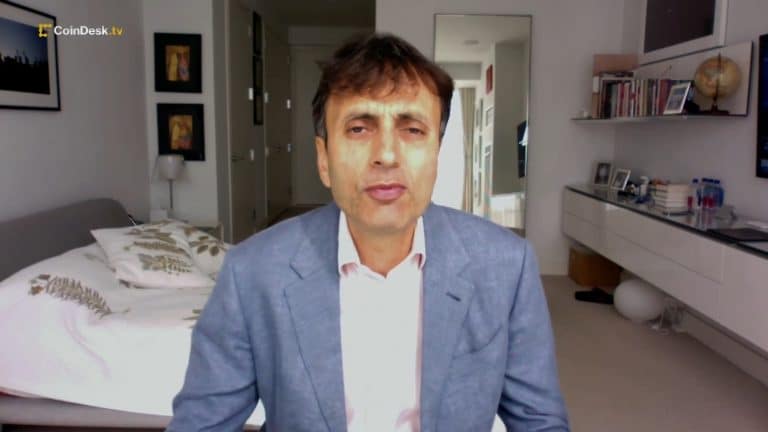 Ruchir Sharma, presidente da Rockerfeller Internacional, em entrevista à Coindesk. Fonte: Reprodução.