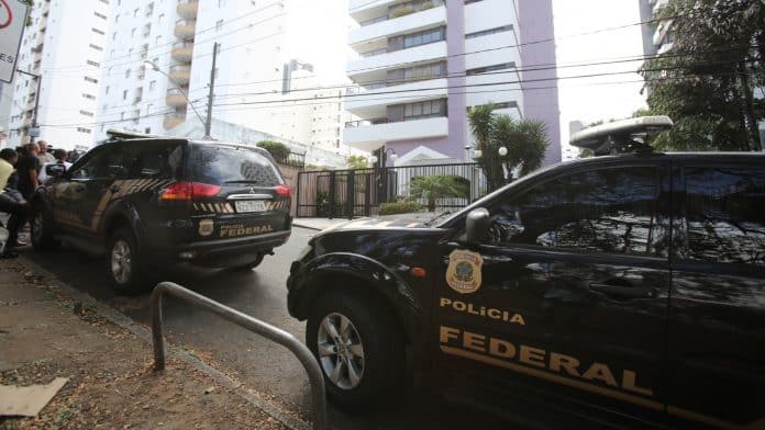 Viaturas da Polícia Federal em frente a edifício