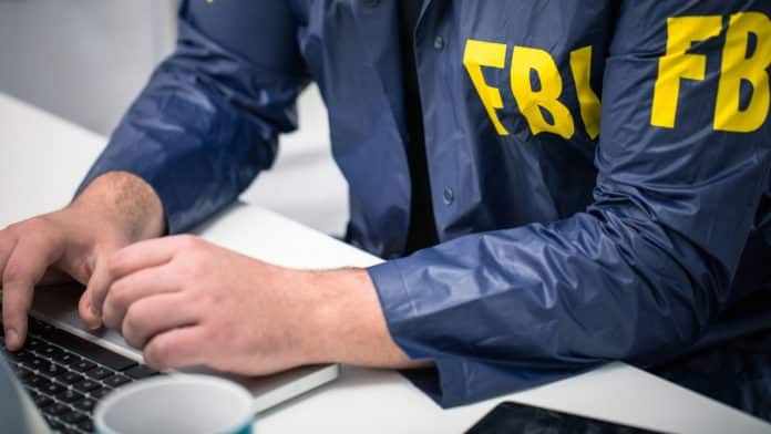 Agente do FBI usando computador.