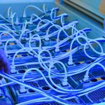ASICs de mineração de Bitcoin submersas em líquido de resfriamento.